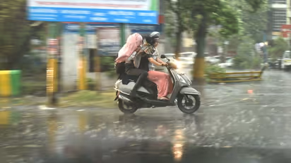 హైదరాబాద్లోని పలుచోట్ల భారీ వర్షం.. తీవ్ర ఇబ్బందులు పడుతున్న వాహనదారులు