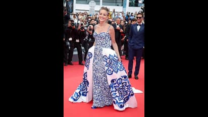 cannes 2022 : கேன்ஸ் பட விழாவில் நடிகையின் ஆடை திடீரென கழன்று விழுந்ததால் பரபரப்பு - தீயாய் பரவும் போட்டோஸ்