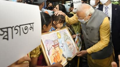 জাপানি শিশুর মুখে হিন্দি, বাংলায় লেখা স্বাগতম কার্ড - টোকিও বিমানবন্দরে অভিনব অভ্যর্থনা মোদীকে