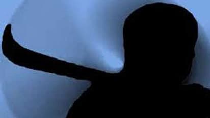 மனைவிக்கு ஓயாத டார்ச்சர் கொடுத்த வாலிபர்.. நடுமண்டையில் ஒரே போடு.. தடுக்க வந்தவருக்கு துண்டானது..எது தெரியுமா?