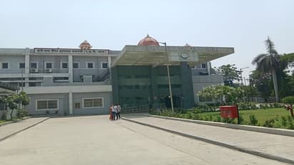 मदद की आस में दर-दर भटकने को मजबूर गोरखपुर का कैंसर पीड़ित, सांसद से लगा चुका है गुहार