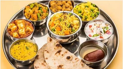 कभी नहीं करना चाहिए इन 5 तरह के लोगों के घर बना हुआ भोजन, जानें क्या है इसके पीछे की वजह