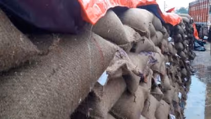 റേഷൻ കടകളിൽ സാധനങ്ങളെത്തിക്കാൻ കരാറെടുത്തവര്‍ സേവനം നിര്‍ത്തിവച്ചു; റേഷൻ വിതരണത്തിന് വെല്ലുവിളി