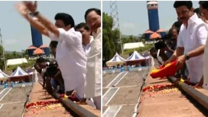 மேட்டூர் அணையை திறந்து வைத்த முதலமைச்சர்..! பூவோடு சேர்த்து தட்டையும் தூக்கி வீசியதால் பரபரப்பு