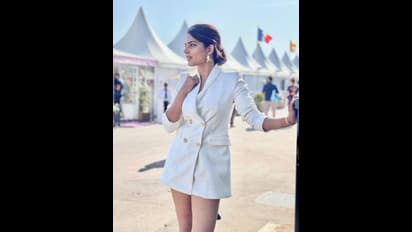 ஒருவேள பேண்ட் போட மறந்துட்டாங்களோ..! கவர்ச்சியாக போஸ் கொடுத்த டிக்கிலோனா நடிகையை கழுவி ஊற்றூம் நெட்டிசன்ஸ்