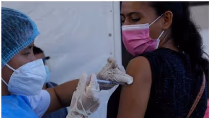 Covid 19; രാജ്യത്തിതുവരെ നൽകിയ ആകെ വാക്സിനുകളുടെ എണ്ണം 195.07 കോടി കടന്നു