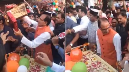 भोपाल में ठेला लेकर निकले सीएम शिवराज, मुख्यमंत्री को देखते ही छतों और बालकनी पर आ गए लोग, देखिए अनोखा Video