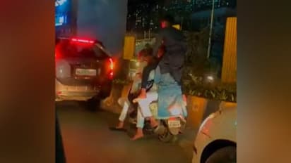 ഒരു സ്കൂട്ടറിൽ ആറ് പേർ, ഒരാൾ തോളിൽ, തിരക്കേറിയ റോഡിൽ 'സർക്കസ്'; വീഡിയോ 