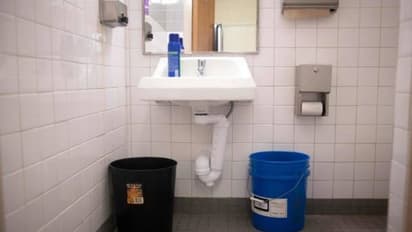 பேக்கிங் சோடா இருந்தா போதும்... பாத்ரூம் வாளி,  கப்பில் உள்ள மஞ்சள் கறை நீங்க சூப்பர் டிப்ஸ்!!