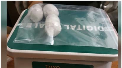 കരിപ്പൂരില് പൊലീസിന്റെ സ്വര്ണ്ണവേട്ട; പിടികൂടിയത് കസ്റ്റംസ് പരിശോധന കഴിഞ്ഞ് പുറത്തിറങ്ങിയ ആളില് നിന്ന്