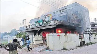 రాళ్ల దాడికి భయపడి ఇంట్లో దాక్కున్నాం: మంత్రి విశ్వరూప్ ఇంటి  వద్ద సెక్యూరిటీ సిబ్బంది