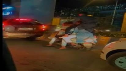 इस स्कूटी पर एक, दो या तीन नहीं बल्कि, 6 लोग बैठे थे, रेडलाइट पर रूकते ही किसी ने कर दिया यह कांड