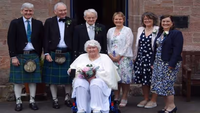 60 വർഷം 'ലിവ് ഇൻ' റിലേഷനിൽ, ഇപ്പോൾ മക്കളും പേരക്കുട്ടികളും പങ്കെടുത്തൊരു വിവാഹം