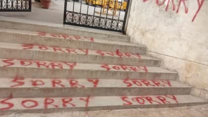 লাল কালিতে বড় বড় করে লেখা 'সরি', স্কুলের গেট-সিঁড়ির ছবি ভাইরাল