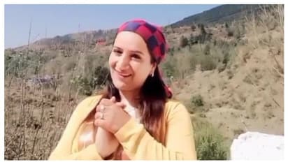 കശ്മീരിൽ ടിക് ടോക് താരത്തെ ഭീകരർ വെടിവെച്ച് കൊലപ്പെടുത്തി; 10 വയസ്സുകാരനും പരിക്ക്