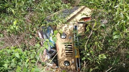 ಮದುವೆ ದಿಬ್ಬಣದ ಟೆಂಪೊ ಪಲ್ಟಿ: 20 ಮಂದಿಗೆ ಗಾಯ, ತಪ್ಪಿದ ಭಾರೀ ದುರಂತ