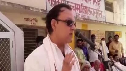 राजस्थान में नेताजी का रुआब : काला चश्मा, गले में गमछा डाल जनता से बोले-सरकारी कर्मचारियों से लो जूते से काम