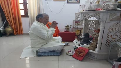 योगी 2.0 का पहला बजट पेश करने से पहले वित्त मंत्री ने की पूजा-अर्चना, सीएम बोले- यूपी के पूरे विकास को समर्पित