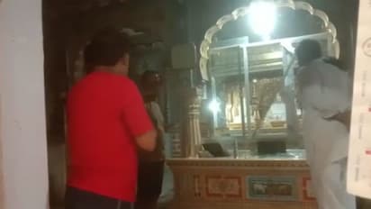 राजस्थान के करौली से बड़ी खबर:फिल्मी स्टाइल में आए चोर, 500 साल पुरानी मूर्ति ले गए, 30 मिनट में 35 मूर्ति चोरी