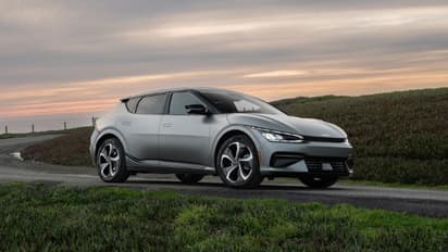 ലാലേട്ടന് പിന്നാലെ 66 ലക്ഷത്തിന്റെ ആ കിടിലൻ എസ്യുവി ഗാരേജിലാക്കി മറ്റൊരു സൂപ്പര്താരവും ഭാര്യയും!