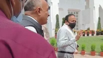 दिल्ली के LG के शपथग्रहण समारोह में बैठने के लिए कुर्सी नहीं मिलने से नाराज होकर लौटे डॉ. हर्षवर्धन