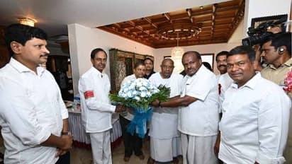 దేవేగౌడతో తెలంగాణ సీఎం కేసీఆర్ భేటీ: జాతీయ రాజకీయాలపైచర్చ