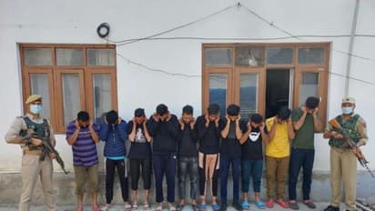 सुरक्षा बलों पर पत्थर फेंकने में थे आगे लेकिन जब पुलिस लाई थाने तो सारी हेकड़ी गई भूल, कान पकड़कर...