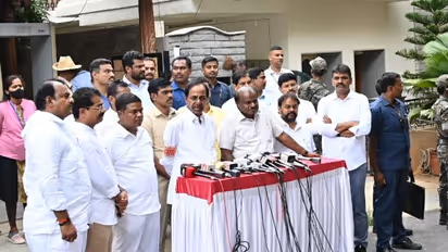 కేసీఆర్ బెంగళూరు పర్యటన: దేవెగౌడ, కుమారస్వామితో కలిసి భోజనం.. రాజకీయాలపై చర్చ (ఫోటోలు)