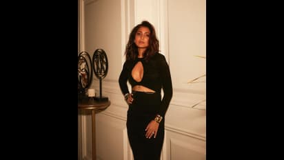 বুকের সামনে খোলা, ঠেলে বেরোচ্ছে স্তনের অর্ধাংশ, অনুষ্কার হটনেসে ফিদা বিরাট কোহলি