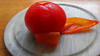 भूलकर भी ना फेंके टमाटर के छिलके, चेहरे की रंगत निखारे से लेकर हो सकती है घर की साफ-सफाई