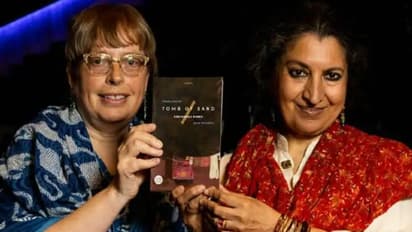 প্রথম হিন্দি ঔপন্যাসিক হিসেবে আন্তর্জাতিক বুকার সম্মান, পুরস্কার জিতে নিলেন গীতাঞ্জলী শ্রী