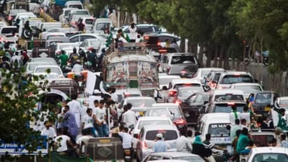 പെട്രോൾ വില ലിറ്ററിന് 30 രൂപ കൂട്ടി പാകിസ്ഥാൻ; വർധന വായ്പ ലഭിക്കാനുള്ള ഐഎംഎഫ് നിബന്ധനയ്ക്ക് വഴങ്ങി