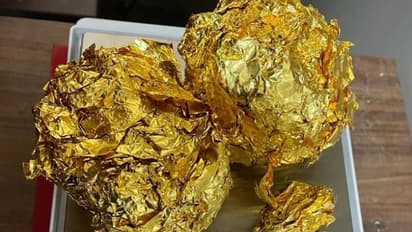 శంషాబాద్ ఎయిర్పోర్టులో లోదుస్తుల్లో బంగారం అక్రమ రవాణా చేస్తున్న వ్యక్తి అరెస్టు