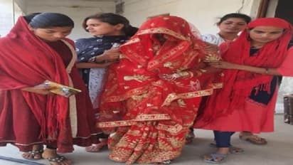 सोनभद्र: सुहाग के जोड़े में दुल्हन पहुंची कॉलेज, जिसने देखा हुआ हैरान