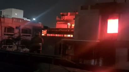 சென்னையில் அடுக்குமாடி குடியிருப்பில் பயங்கர தீ விபத்து.. உள்ளே சிக்கியவர்களின் நிலை என்ன? பரபரப்பு தகவல்.!