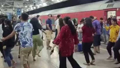 ട്രെയിൻ 20 മിനിറ്റ് നേരത്തെ, റെയിൽവേ സ്റ്റേഷനിൽ കൂട്ടംകൂടി യാത്രക്കാരുടെ ഗർബ നൃത്തം!