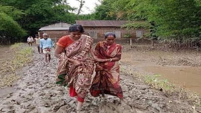 బురద, మట్టిలో నడుస్తూ.. వరద బాధితుల కష్టాలు తెలుసుకుంటూ.. ఈ తెలంగాణ ‘కీర్తి’ సేవలు హ్యాట్సాఫ్....