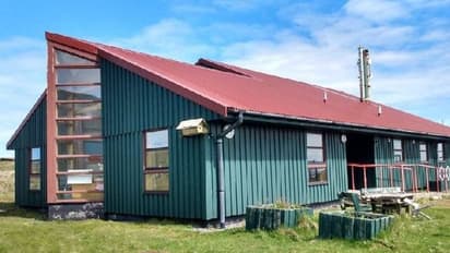 നാലേനാല് വിദ്യാർത്ഥികളുള്ള സ്കൂളിലേക്ക് ഹെഡ്ടീച്ചറെ വേണം, അതിമനോഹരമായ ദ്വീപിലേക്ക് ആളെ തേടുന്നു