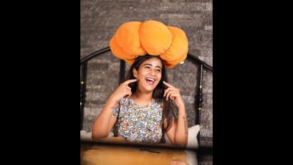 బెడ్‌పై కొంటెగా పోజులిస్తూ రచ్చ చేస్తున్న దీప్తిసునైనా.. తలపై గుమ్మడికాయతో హంగామా..వీకెండ్‌ స్పెషల్‌