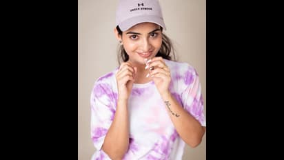 హాట్‌ థైస్‌తో `వకీల్‌ సాబ్‌` భామ విజువల్‌ ట్రీట్‌.. `చికెన్‌ లెగ్‌ పీస్‌`తో పోల్చుతూ నెటిజన్ల బోల్డ్ కామెంట్‌ 