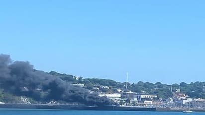 यूके में 7.5 मिलियन डॉलर का सुपर याच धू-धू कर लगा जलने, 8 हजार लीटर ईंधन से बेकाबू हुई आग