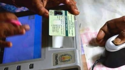 TN Govt : இனி குடும்ப அட்டைகளை தபால் மூலமே பெறலாம்.. தமிழக அரசு வெளியிட்ட சூப்பர் அறிவிப்பு !