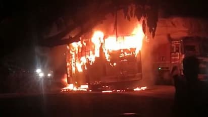 हरदोई में बाइक और बरातियों से भरी बस की जोरदार भिड़ंत से लगी आग, एक युवक की मौके पर हुई मौत