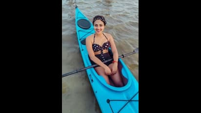 టైట్ ఫిట్ డ్రెస్ లో బటన్స్ విప్పుతూ.. ఇలా రెచ్చగొడుతోంది ఏంటి, హాట్ స్ట్రక్చర్ తో షేక్ చేస్తున్న అమలాపాల్ 