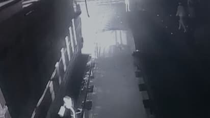 राजस्थान में टोल बूथ पर विवाद : बस से उतरकर बारातियों ने तोड़फोड़ की, कर्मचारी को लाठी से पीटा, CCTV में कैद