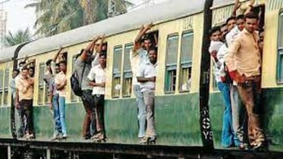 ரயில் படிக்கட்டுகளில் தொங்கியபடி பயணம்.. 3 ஆண்டுகளில் 8 லட்சம் அபராதம் .. 2,219 பேர் மீது வழக்கு பதிவு