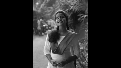 కాలేజీ డ్రెస్ లో చిలిపి గా నవ్వుతూ  అట్రాక్ట్ చేస్తున్న అనుపమా.. క్యూట్ లుక్స్ తో కుర్రాళ్ల మతిపోగొడుతోంది..