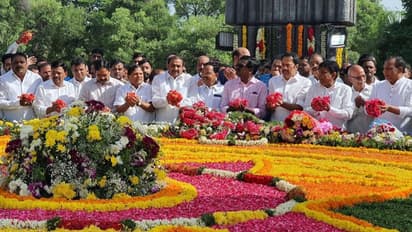 తొలిసారిగా ఎన్టీఆర్కు టీఆర్ఎస్ నేతల నివాళి.. వారంతా గతంలో టీడీపీలో కీలకమైన నాయకులే.. తెర వెనక వ్యుహాం అదేనా?