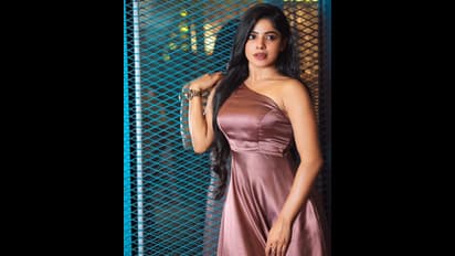 டைட் உடையில் ஸ்டரக்சரை நச்சுனு காட்டி... கவர்ச்சியில் அதகளம் செய்யும் திவ்ய பாரதி - வைரலாகும் கிளாமர் கிளிக்ஸ்