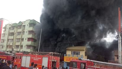 जमशेदपुर में आग से तबाही की तस्वीरें : 12 घंटे बाद भी टायर गोदाम से उठ रहा धुएं का गुबार, सांस लेने में तकलीफ